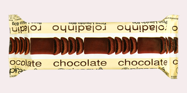 roladinho chocolate.jpg - Roladinho ChocolateRecheio forneável de chocolate (açúcar invertido, açúcar, glicose, leite em pó, fibra de trigo, cacau em pó, gordura vegetal hidrogenada, umectante glicerina, espessante pectina, espessante alginato de sódio , aromatizantes, estabilizantes: citrato de sódio e éster de poliglicerol de ácido ricinoléico interesterificado, acidulante ácido lático, conservante sorbato de potássio, antiumectante fosfato tricálcio), farinha de trigo rica com ferro e ácido fólico, açúcar, gordura vegetal interesterificada, amido de milho, cacau em pó, açúcar invertido, leite em pó, malte, sal, fermentos químicos: bicarbonato de sódio, bicarbonato de amônio e fosfato monocálcico, emulsificante estearoil-2-lactil lactato de cálcio, estabilizante lecitina de soja e aromas: aroma natural de chocolate e aroma artificial de leite. CONTÉM GLÚTEN.Porção por 100 g (10 unidades).